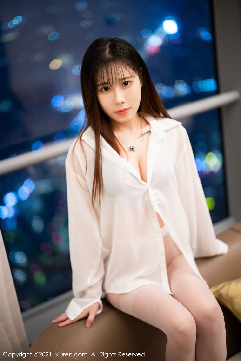 秀人网新人模特甜熙Dora白衬衫与丝袜美腿极致系列首套写真