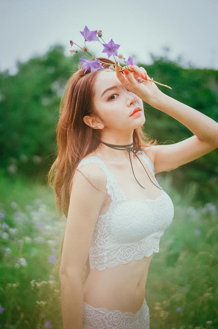 拿着鲜花的唯美韩国女星朴洙妍写真