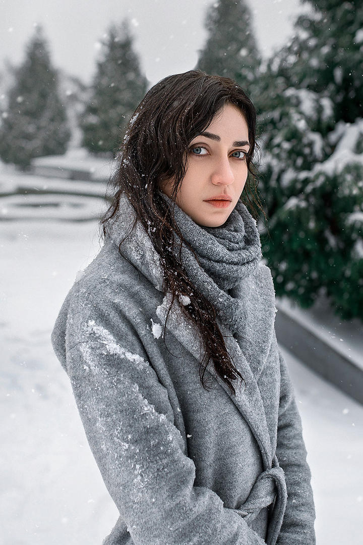 雪中的俄罗斯气质美女艺术写真