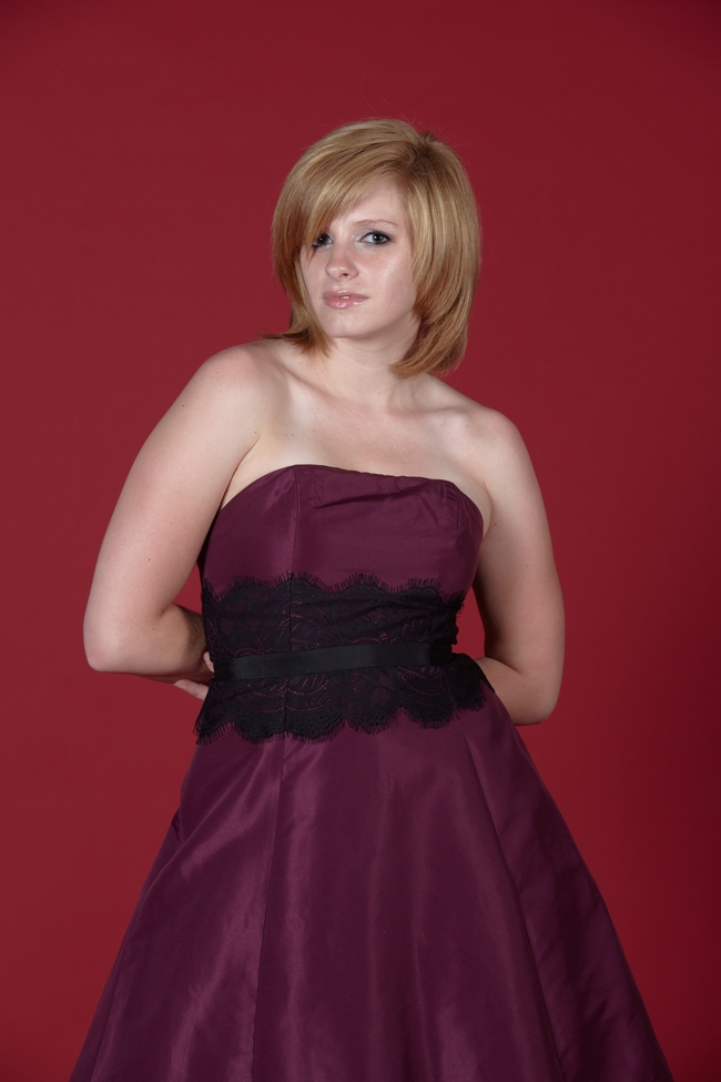 欧美酒红色抹胸晚礼服性感美女图片