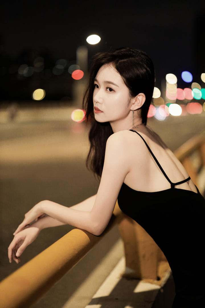 初秋ins风穿搭｜黑色修身连衣裙美女高架桥街拍｜城市夜景摄影教程