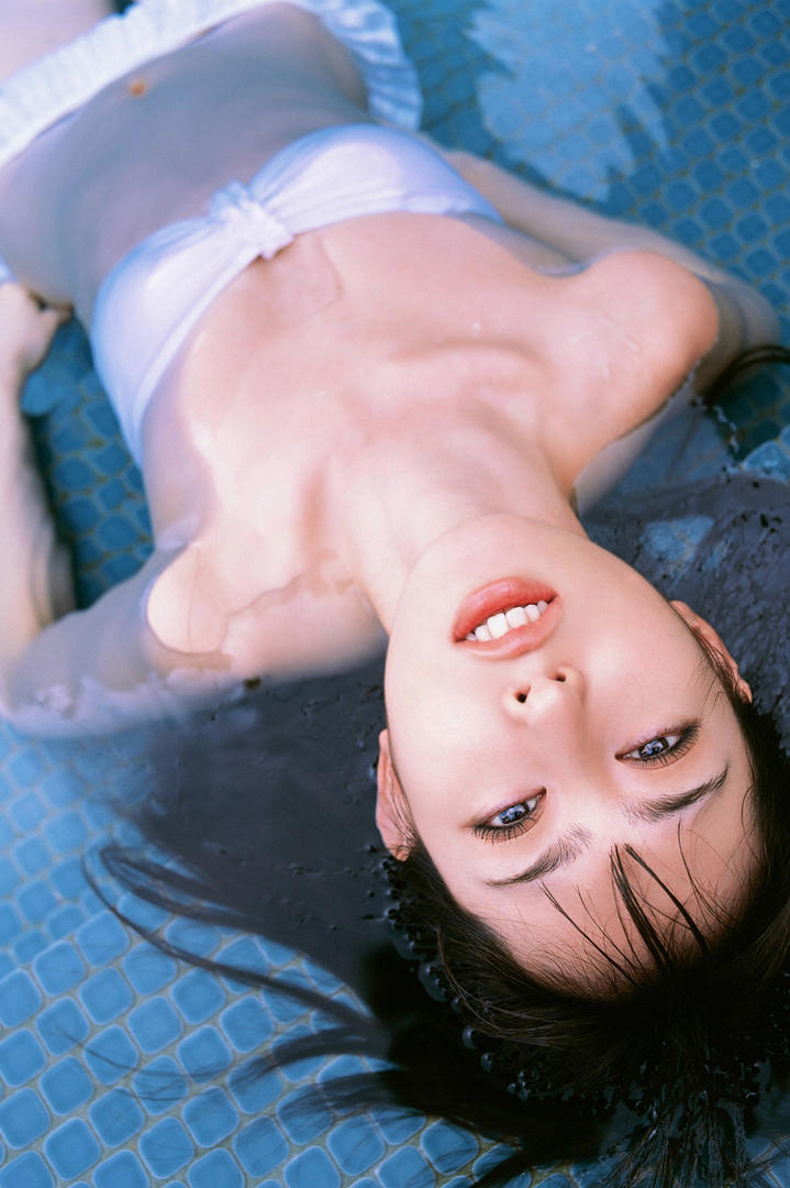 性感好身材的日本美女游泳图片