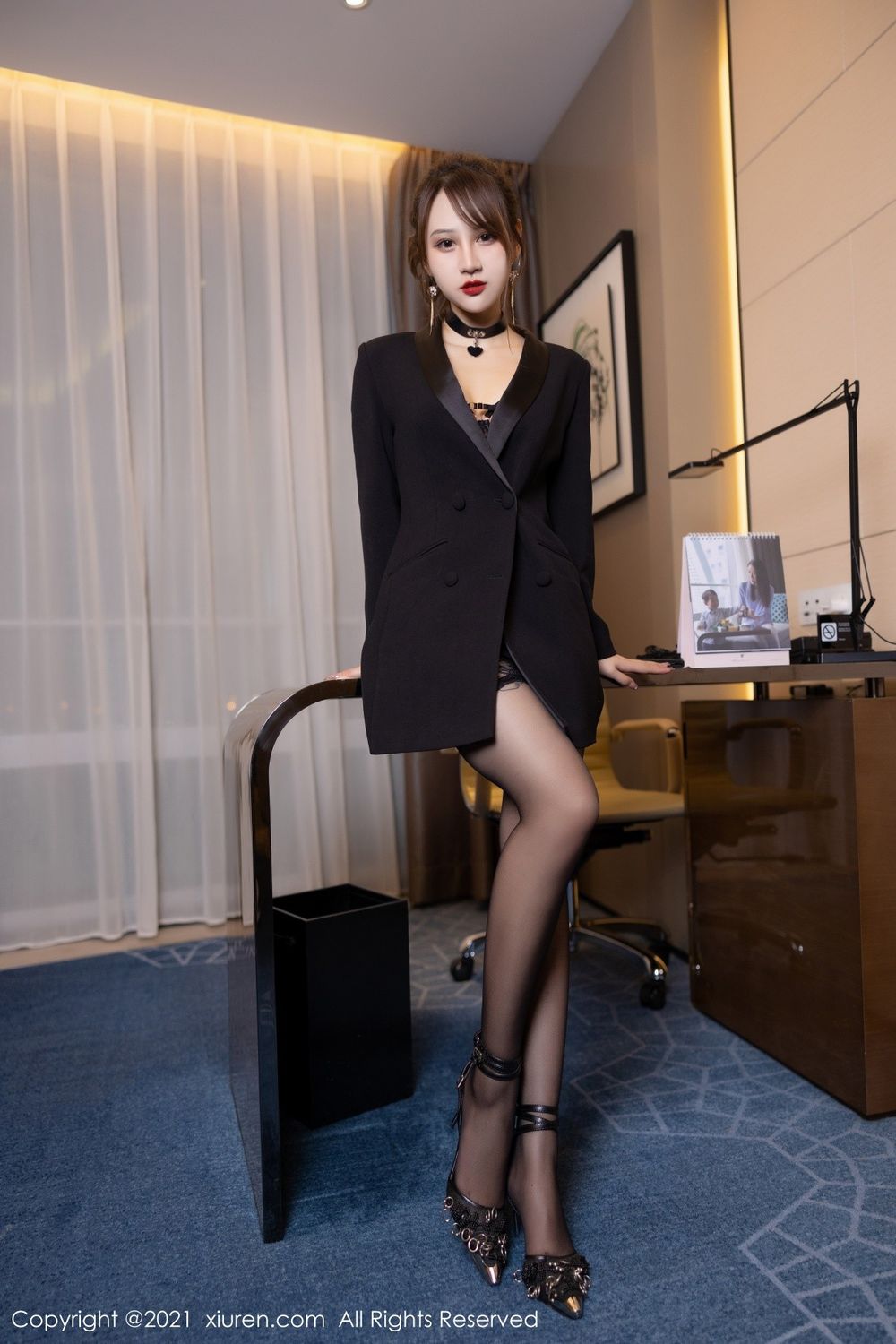 秀人网美女模特张欣欣黑丝吊袜女王丁字裤系列深圳旅拍