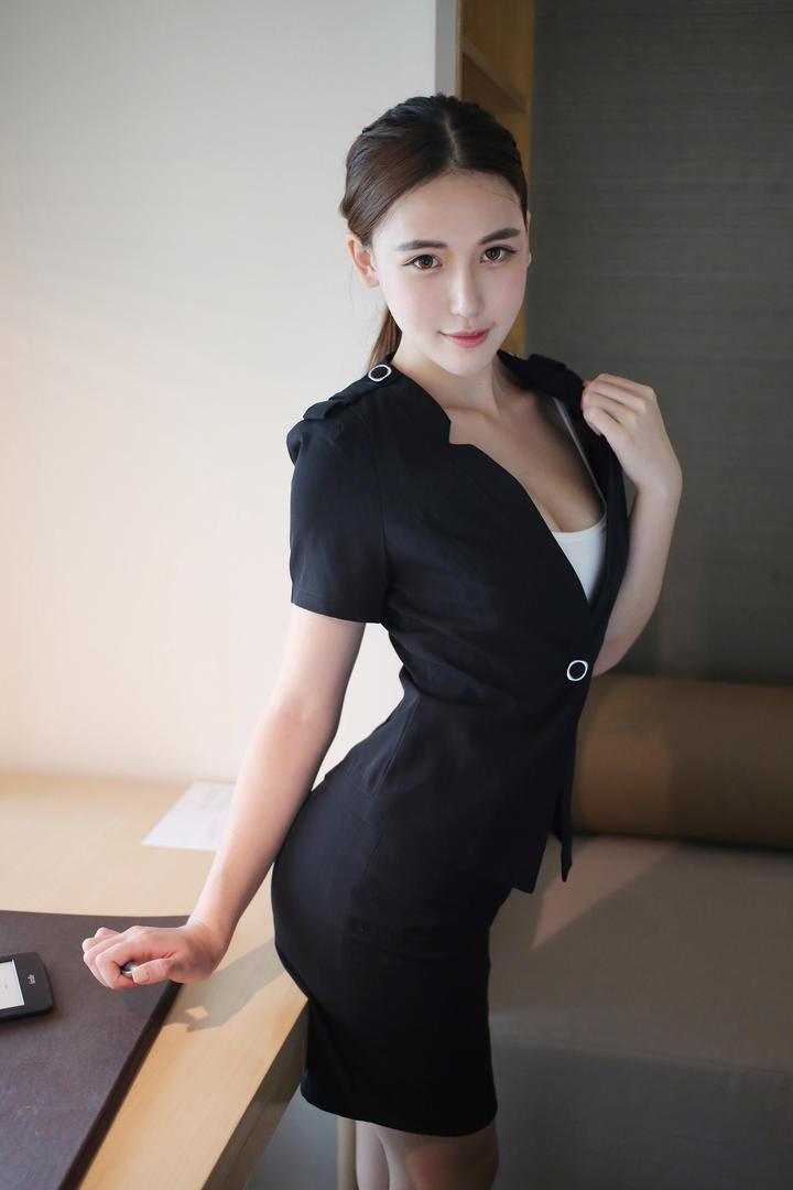 高清身材性感的职业装极品美女写真图片