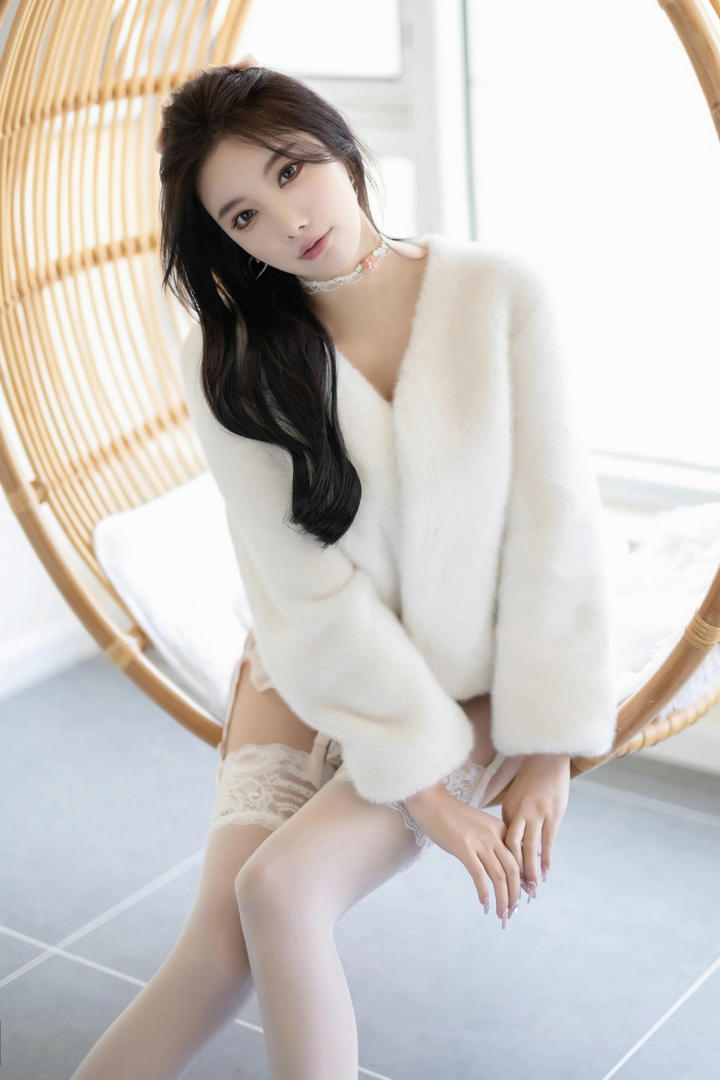 坐在吊椅上的极品女神杨晨晨GOGO人体艺术写真图片
