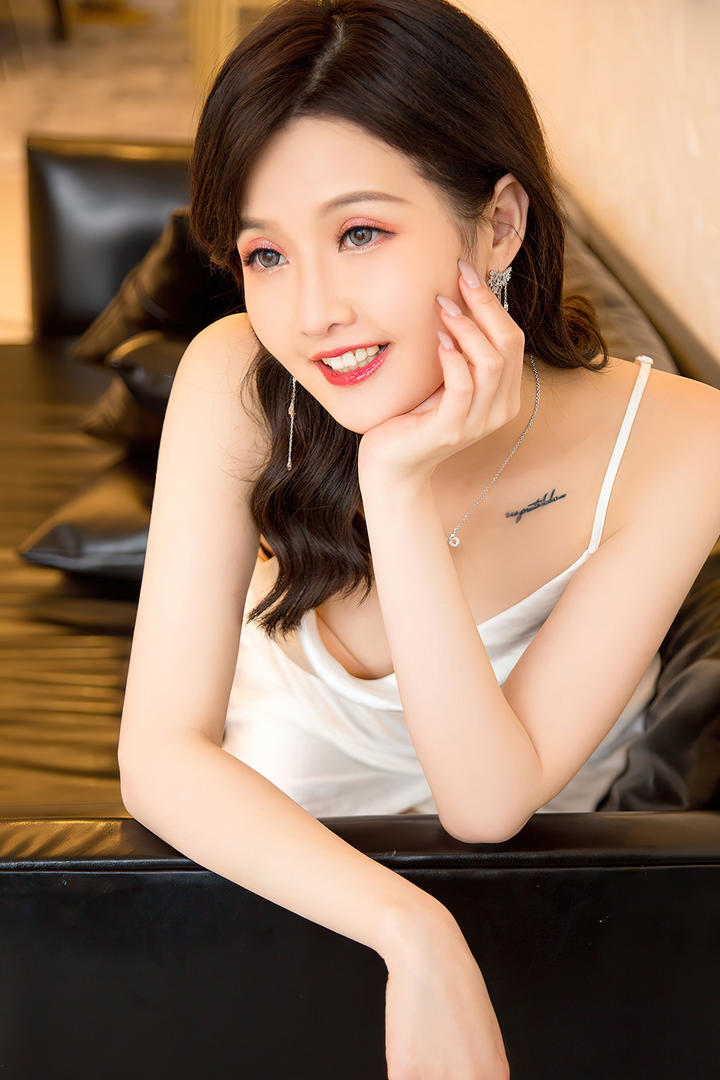 穿吊带连衣裙的性感美娇娘高清自拍图片