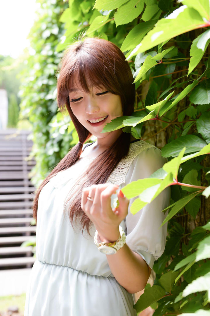 靠在树叶边的韩国美女明星李恩慧高清图片