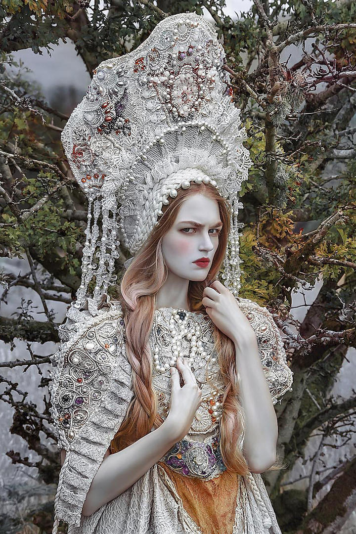 穿着华丽服装的欧美美女艺术写真图片