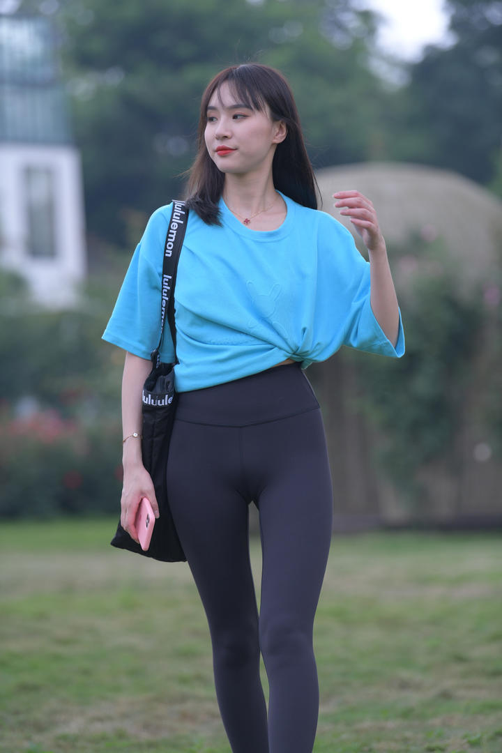 草地上的清纯瑜伽裤美女高清写真图片