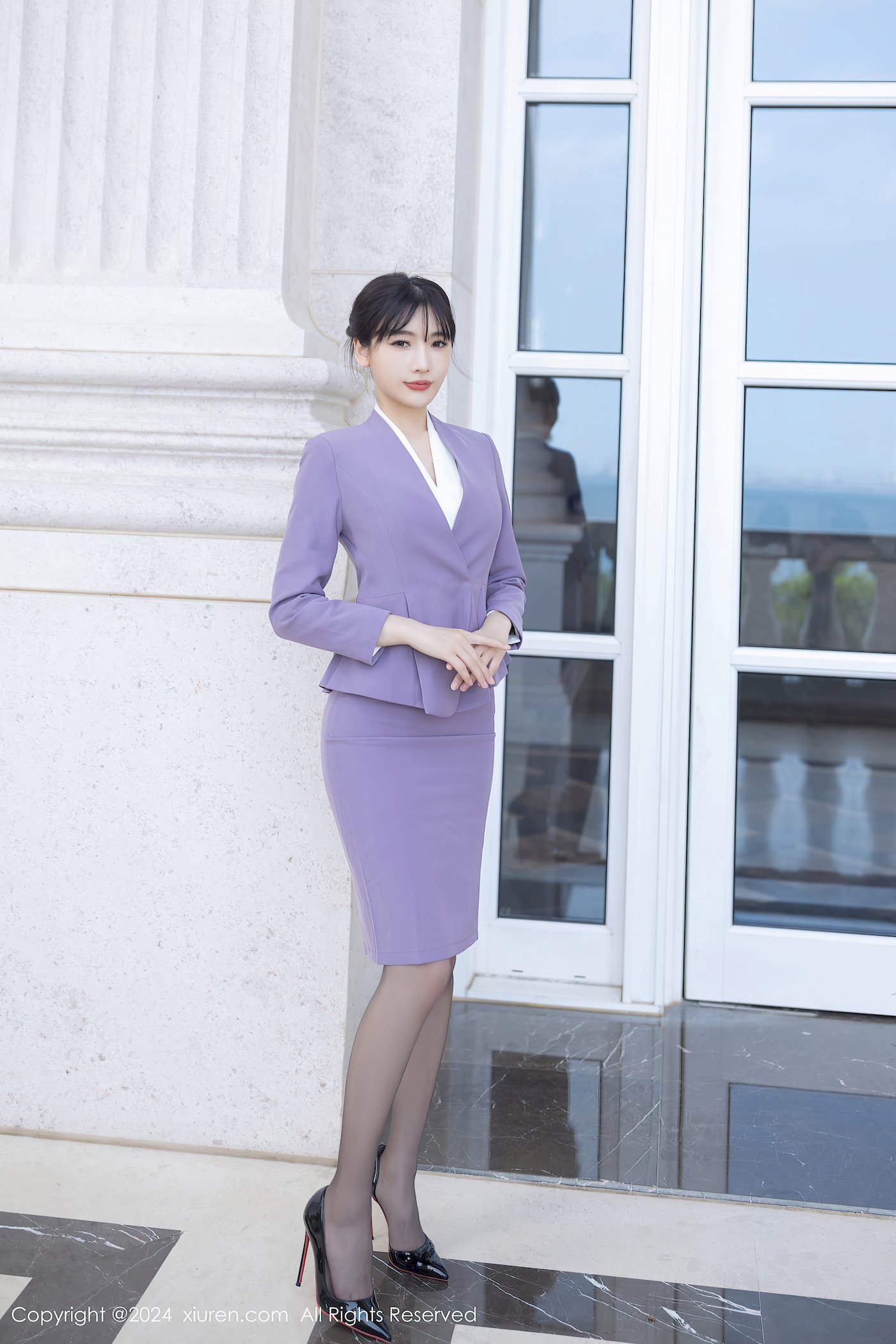 秀人网模特陆萱萱紫色制服搭配魅惑黑丝美腿性感写真