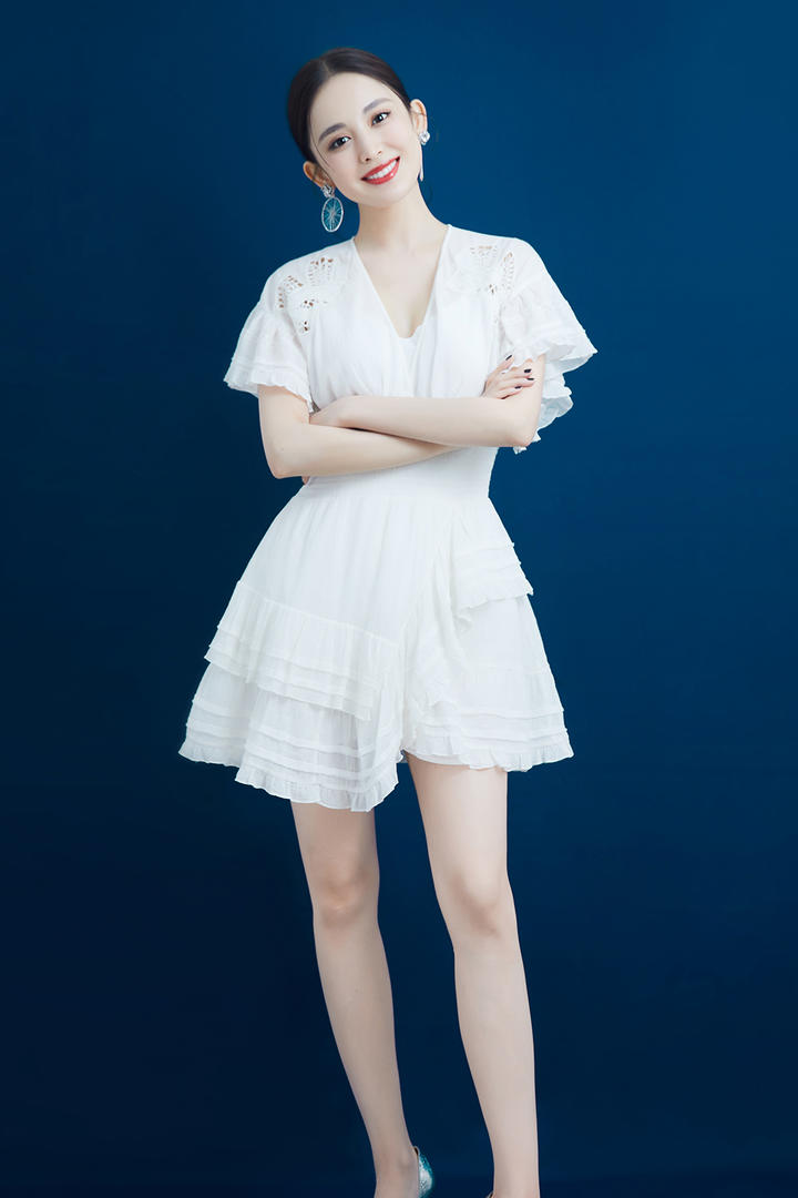 高清短裙美女明星古力娜扎写真