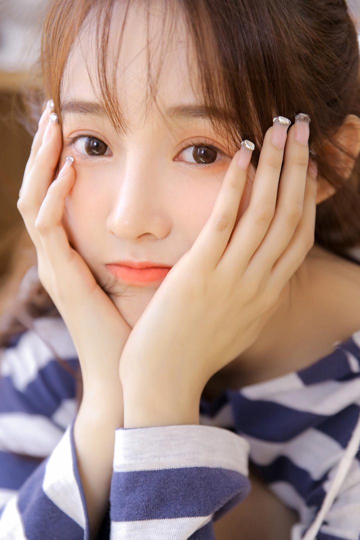 捧着脸的高清清纯女生头像图片