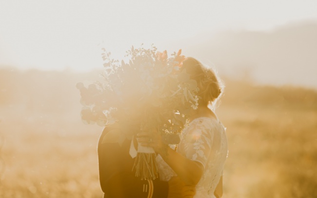 唯美情侣接吻婚纱照图片