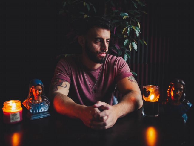 忧郁络腮胡子帅哥图片