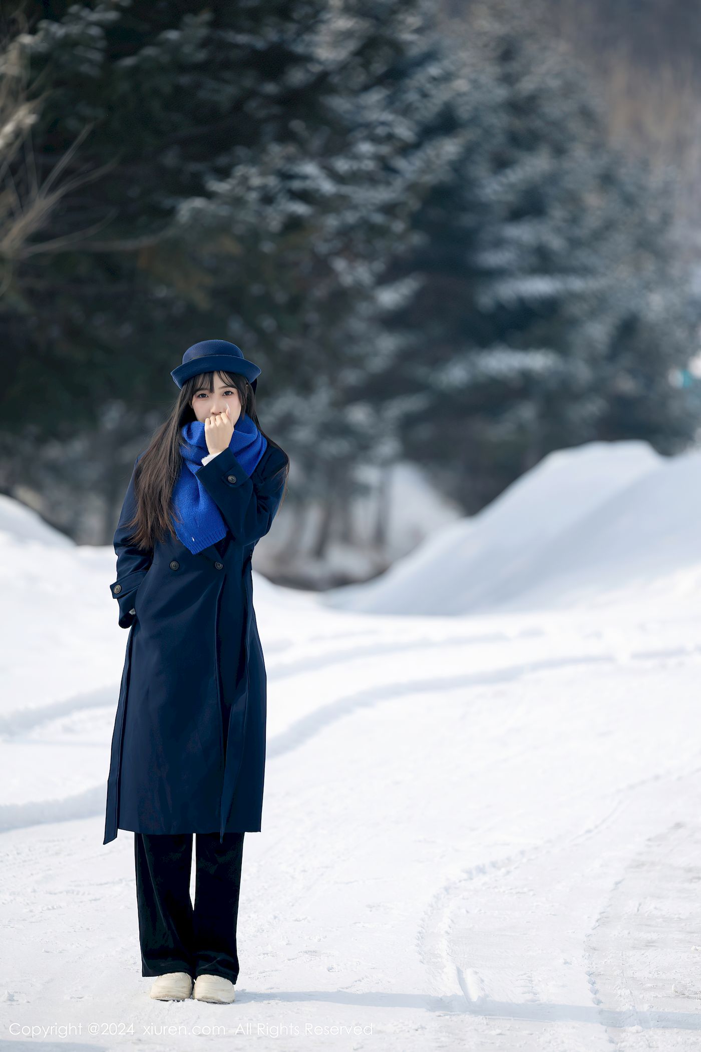 秀人网模特林星阑深色大衣搭配蓝色围巾哈尔滨户外旅拍
