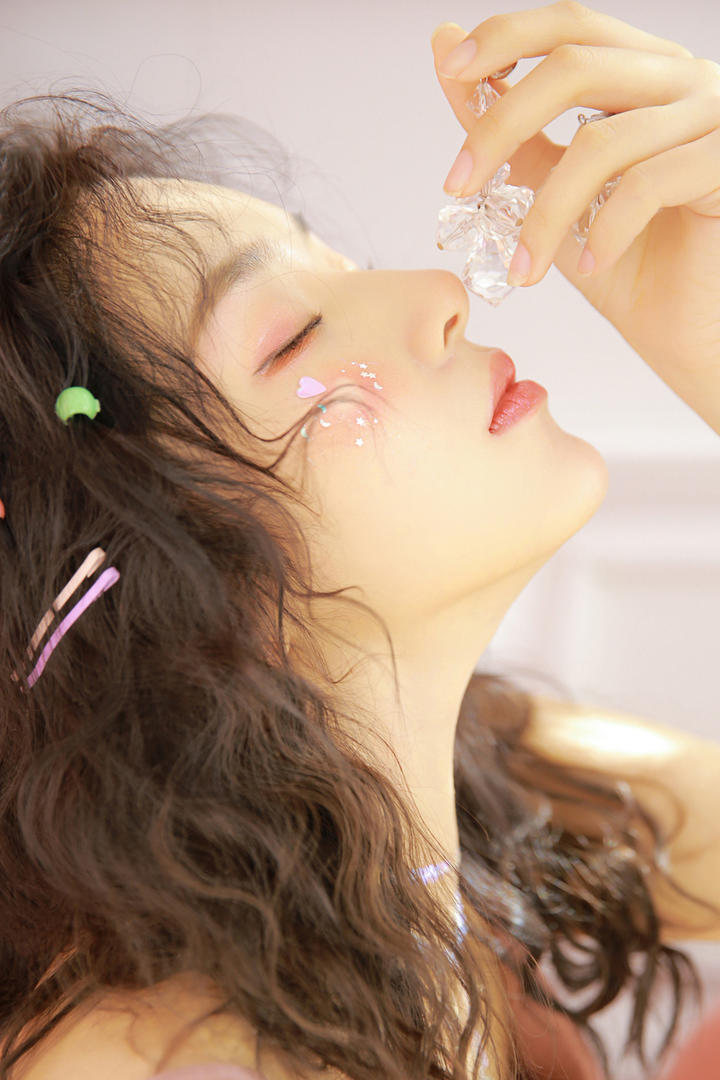 闭上眼睛的极品女神特写图片