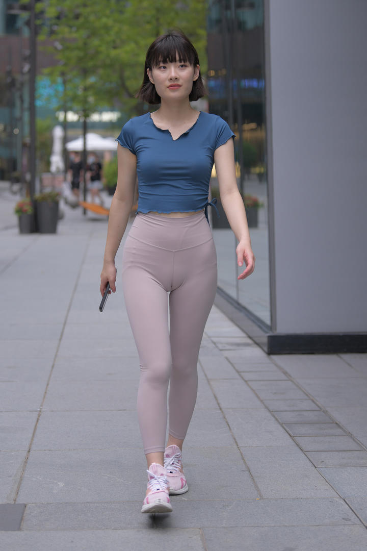街拍紧身瑜伽裤美女模特写真图片