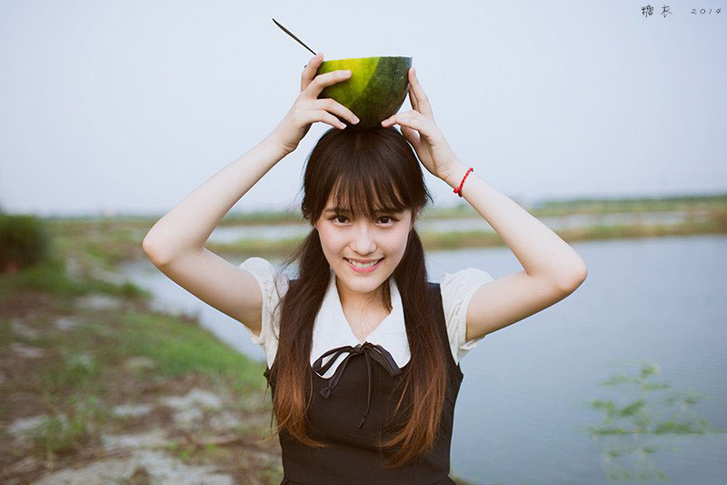 清纯美女夏日西瓜纳凉写真