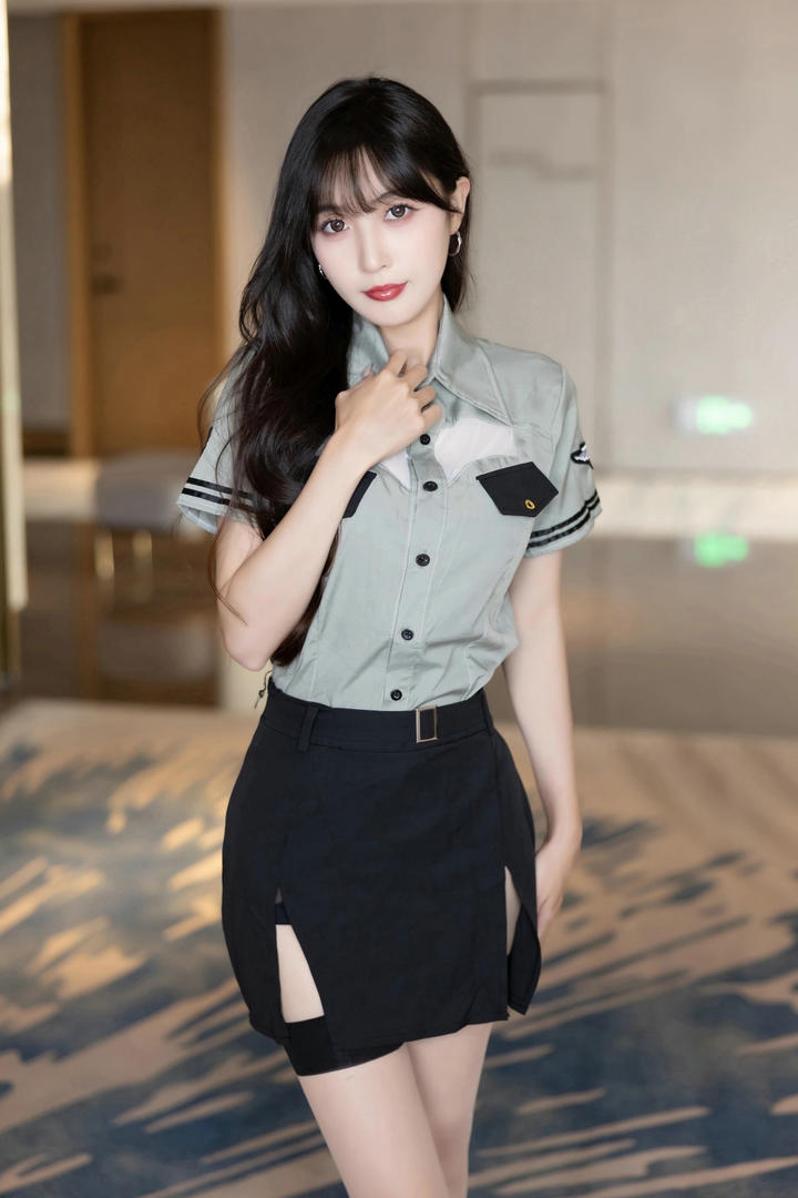穿制服的极品颜值美女空姐林星阑国模人体艺术写真图片