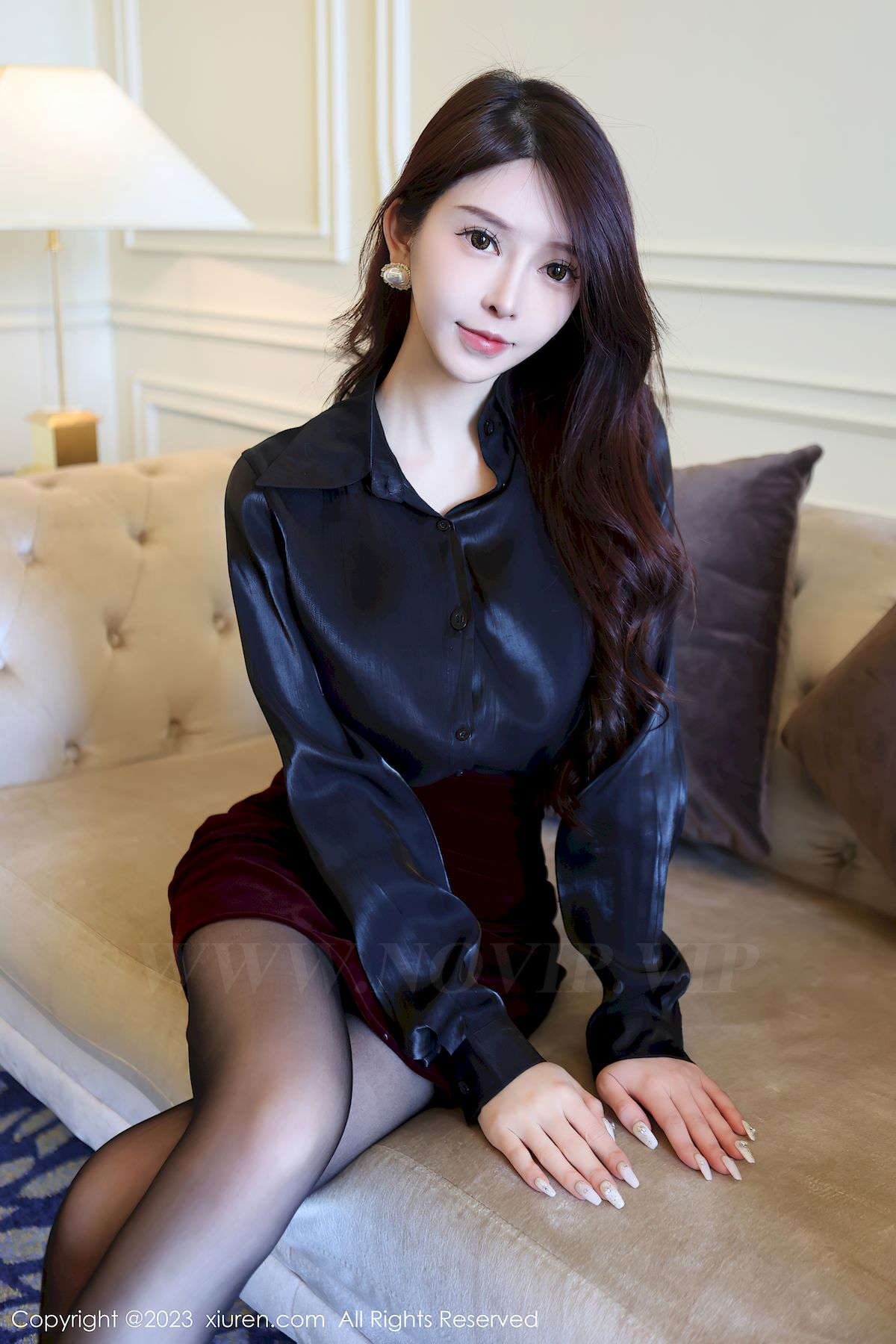 秀人网美女模特玉兔miki深蓝色T恤搭配暗红短裙性感写真