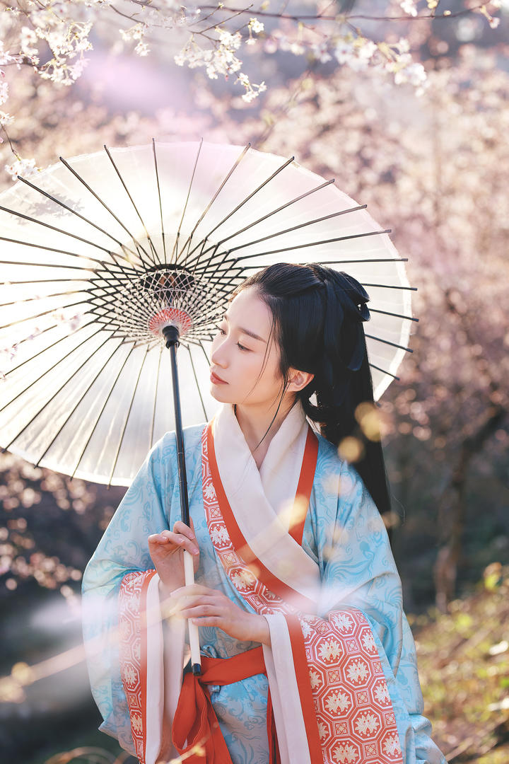 站在樱花树下汉服古装美女艺术写真集下载
