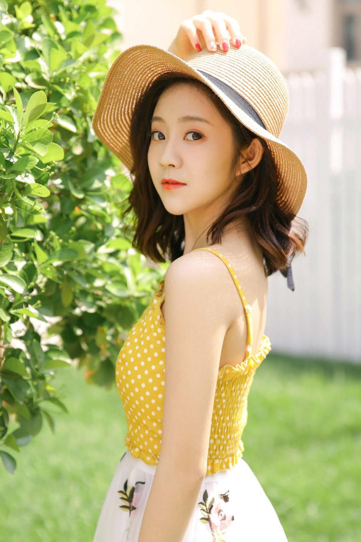 高清戴着草帽的清纯美女