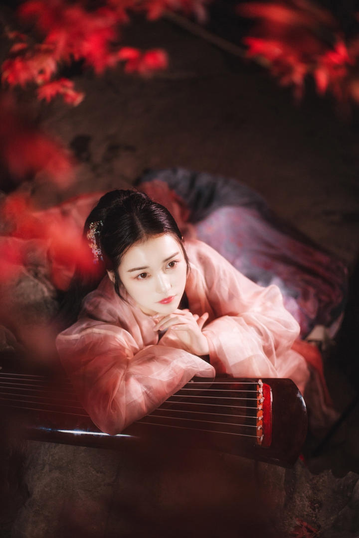 枕着古筝的唯美古装美女艺术摄影图片