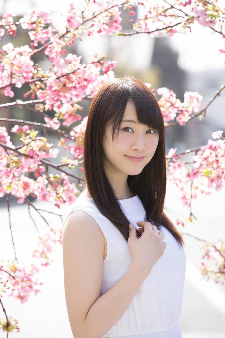 户外赏花的日本清纯女神高清写真大图