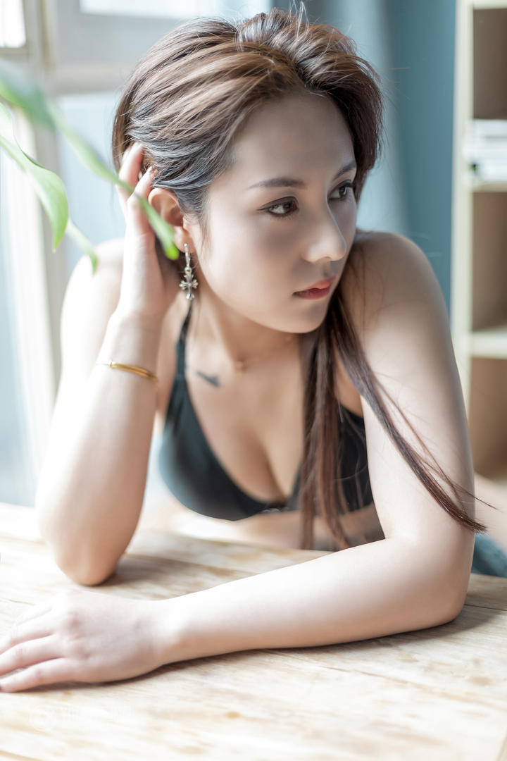 趴在桌子上的高清美女诱惑雅辛图片