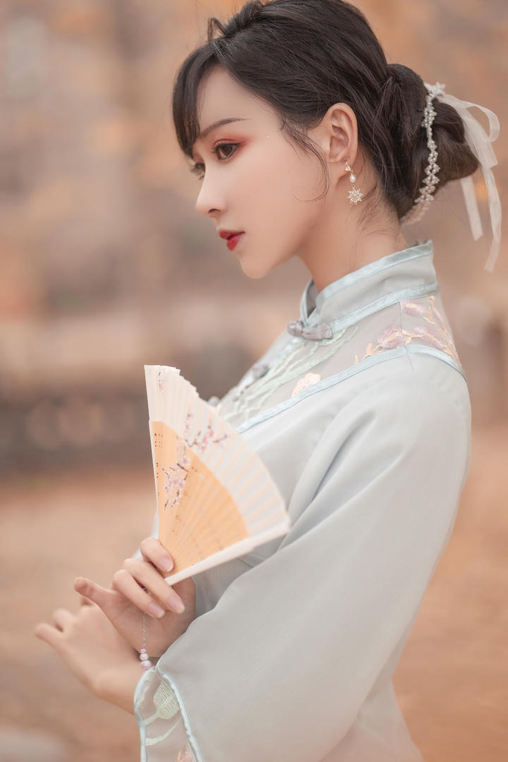 高清中国古典清纯旗袍美女侧脸艺术照图片