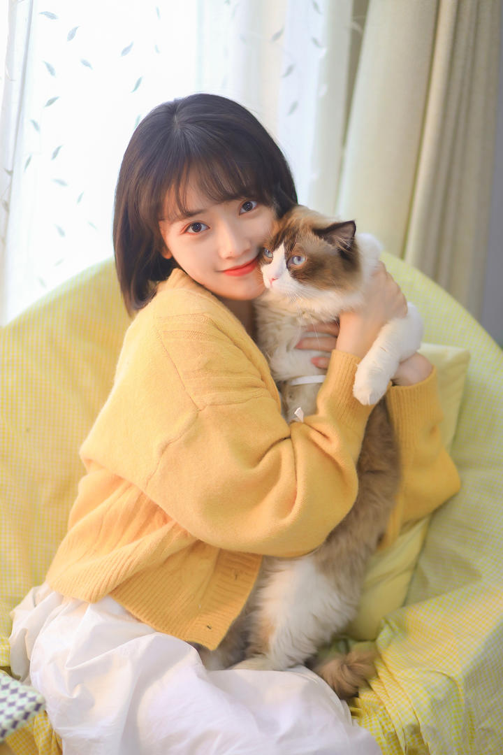 抱着猫咪的甜美少女高清头像图片