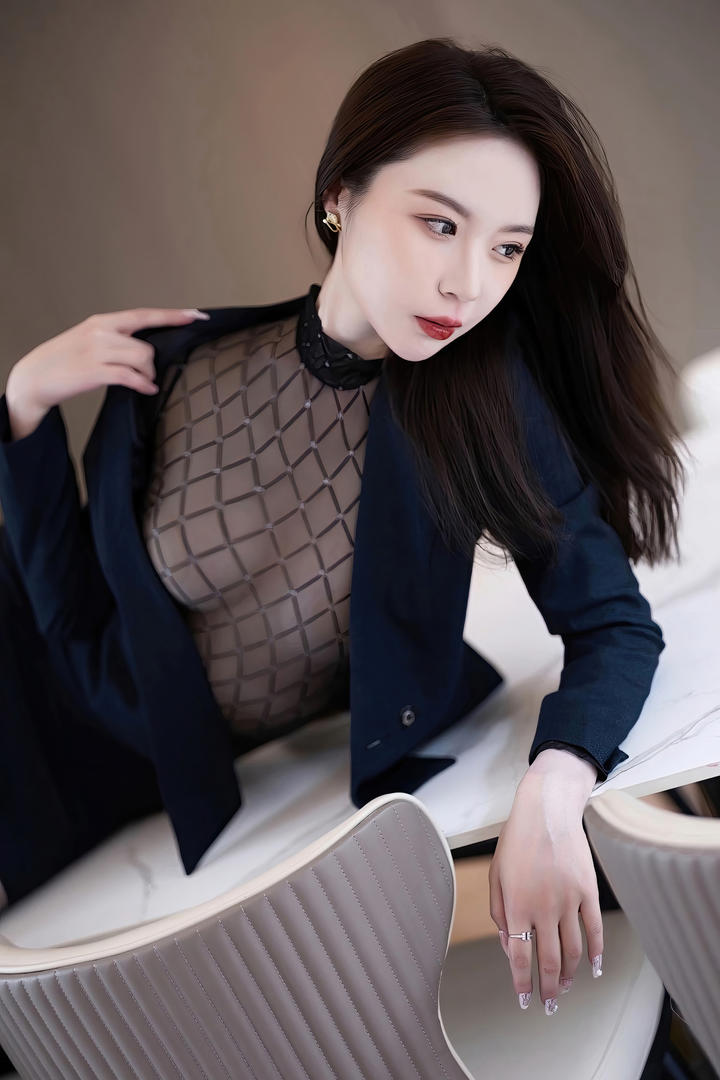 趴在桌子上的性感美女同事梦心玥办公室激情图片