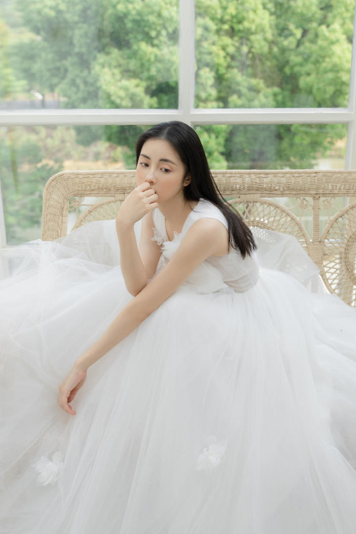 非常漂亮的女明星章乐韵穿婚纱摄影图片