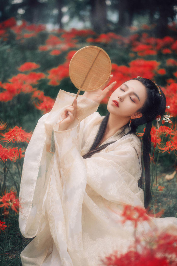 手拿扇子的古装小美女图片