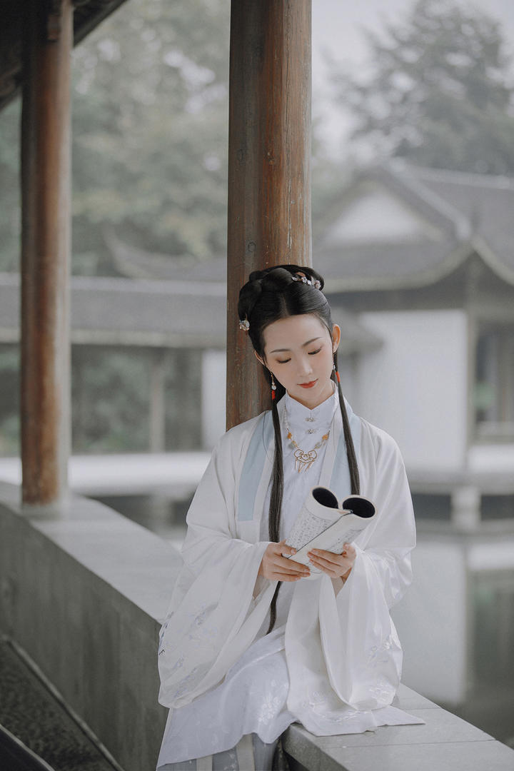 坐在栏杆上看书的高清古装美女图片