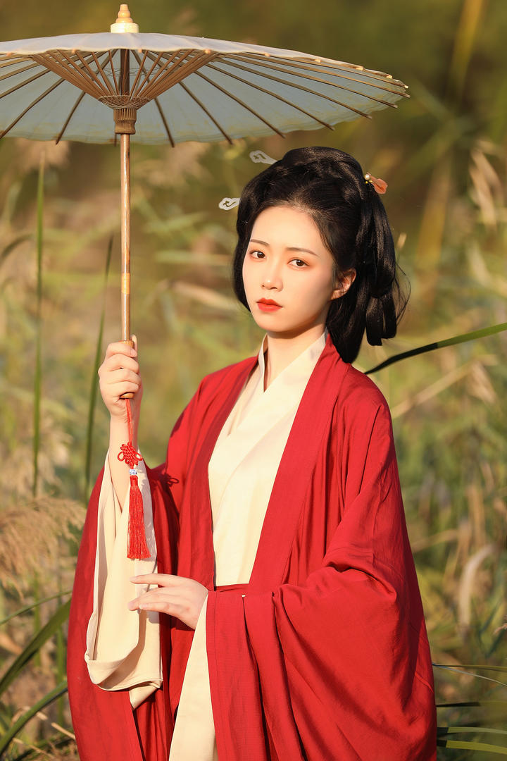 绝美颜值红色汉服气质美女个人艺术照图片欣赏