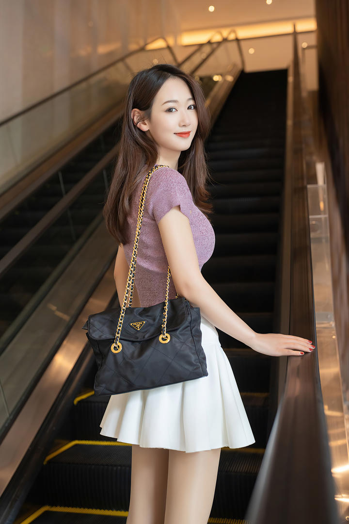 商场电梯街拍极品美女图片
