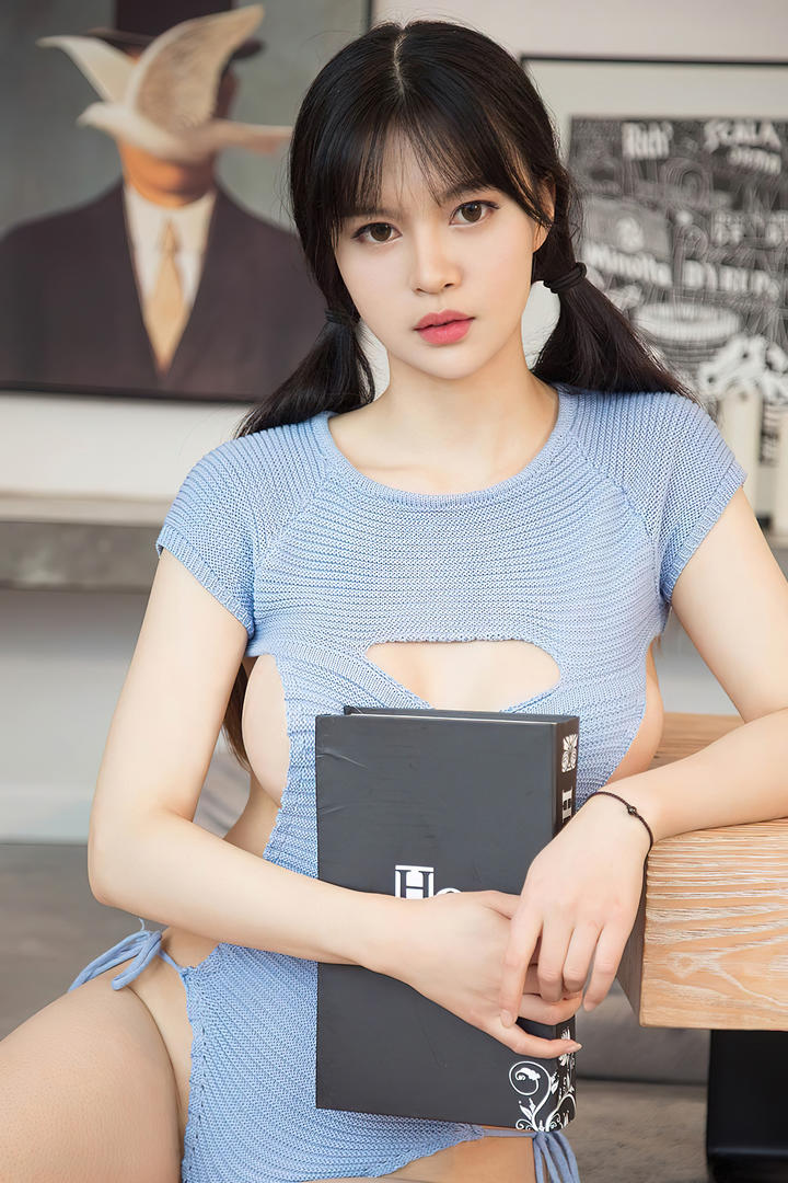 扎着双马尾的纯欲女大学生人体艺术写真图片