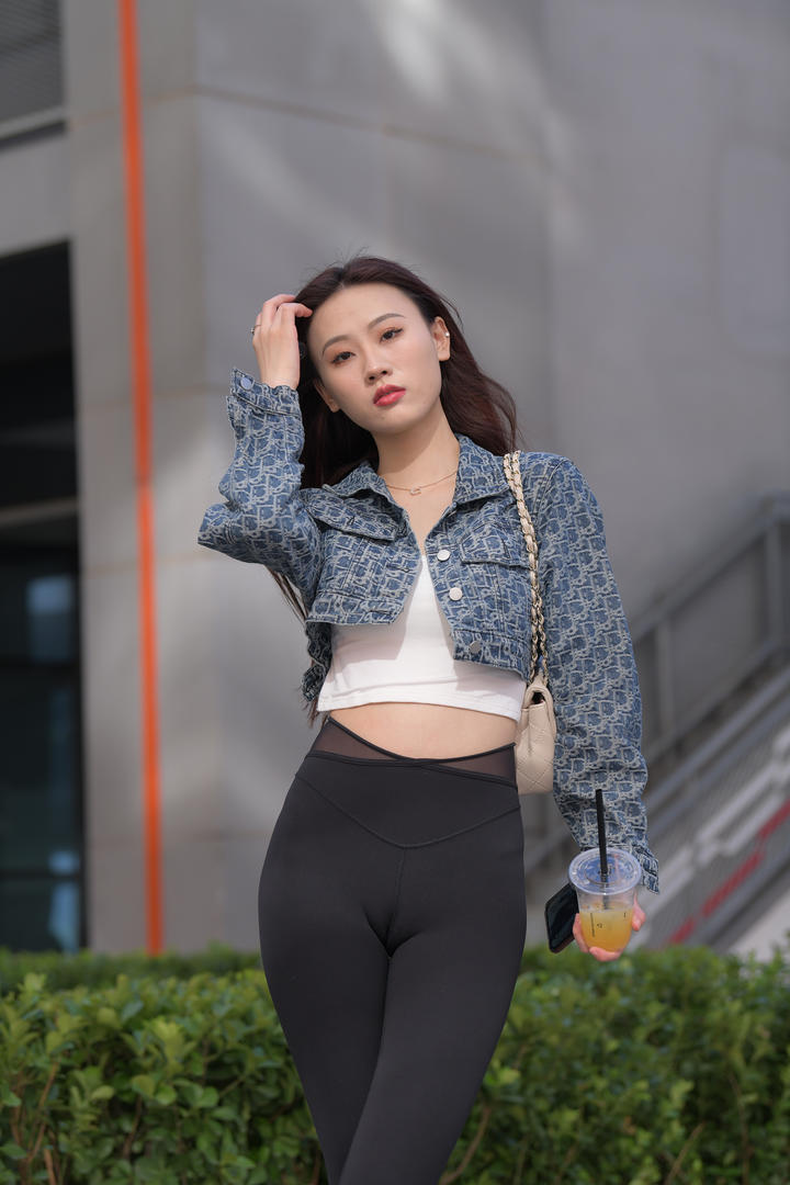 国产3A街拍紧身鲍沟瑜伽裤美女图片
