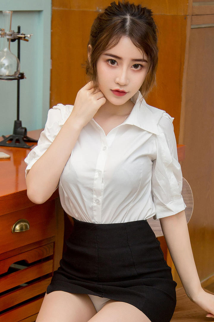 极品颜值美女绯月樱白色衬衣短裙性感写真图片