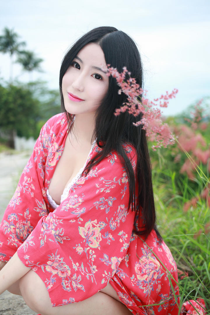 蹲在草地里的高清美女图片