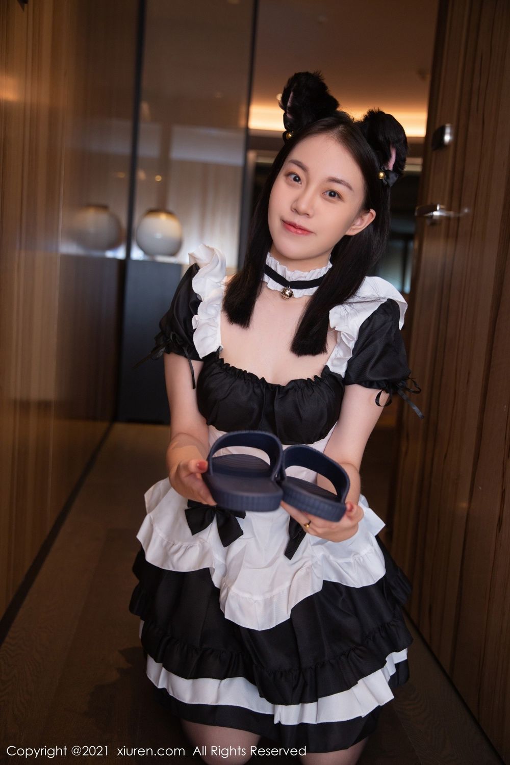 秀人网美女模特一颗甜蛋黄a黑丝美腿深夜女仆服务性感写真