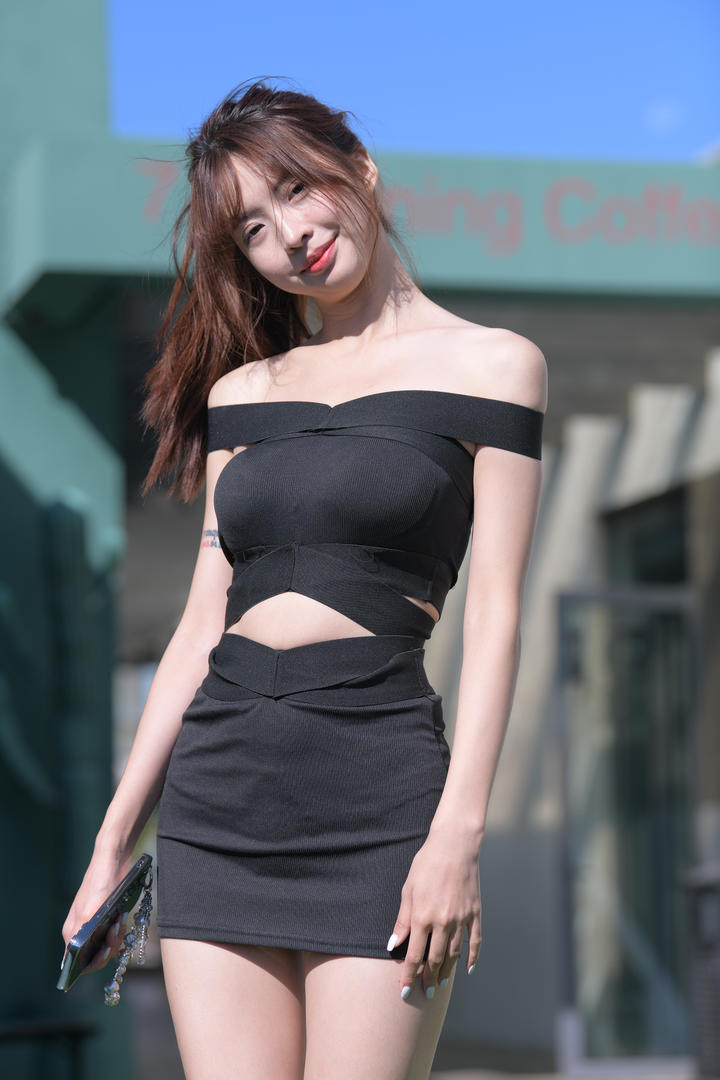 成都太古里街拍｜黑色超短裙美女模特自信阳光