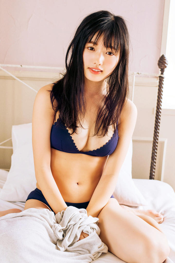 日本樱花妹蕾丝内衣写真：甜辣少女床姿20连拍指南