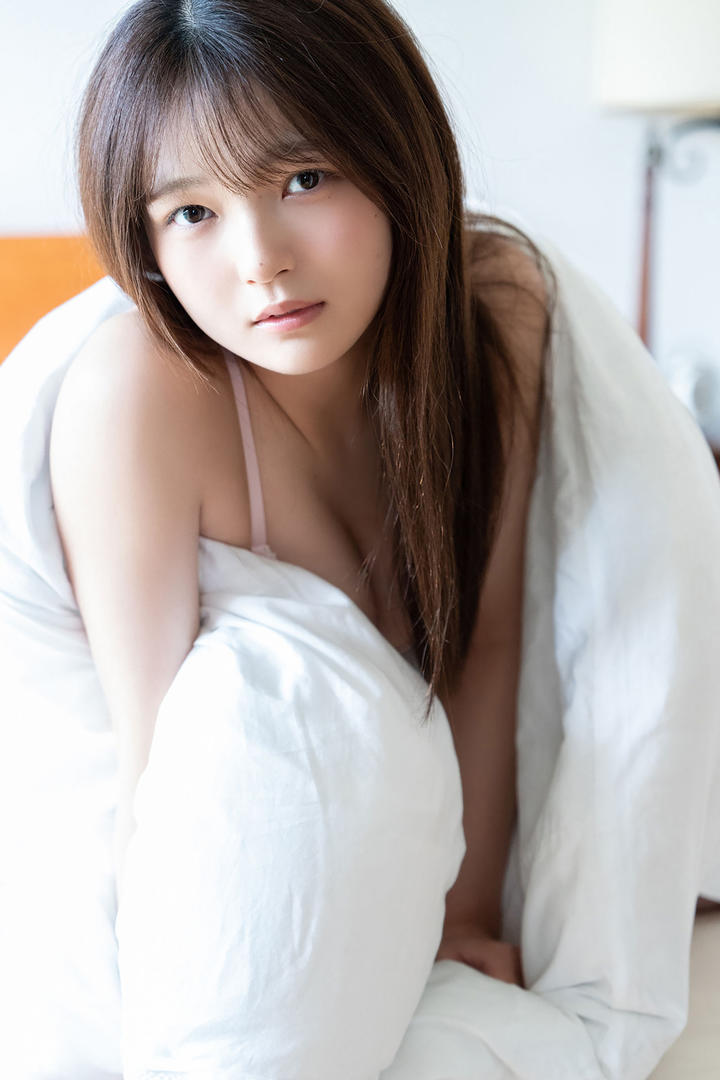 日本慵懒可爱少女裸睡闺房私拍图片