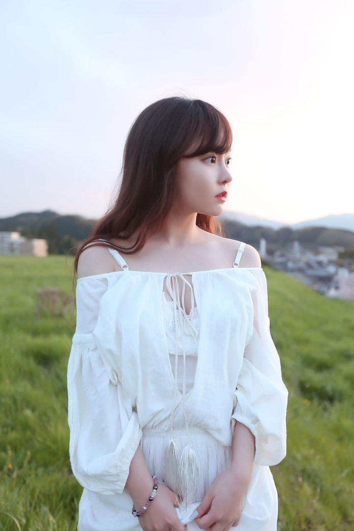 草地上的极品清纯美女写真