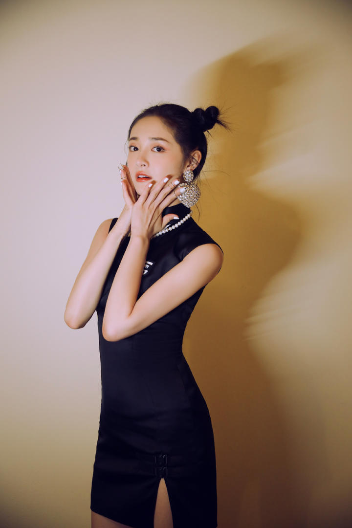 周洁琼国潮风黑色高领旗袍短裙美女明星图片