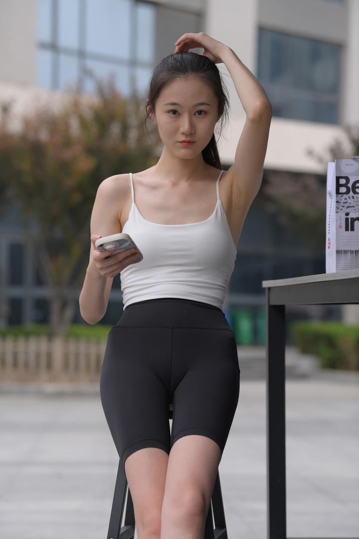 玩手机的清纯紧身瑜伽裤美女高清手机壁纸图片