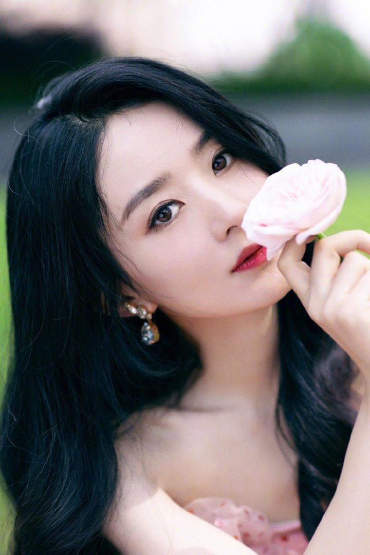赵丽颖波点裙性感女星写真图片