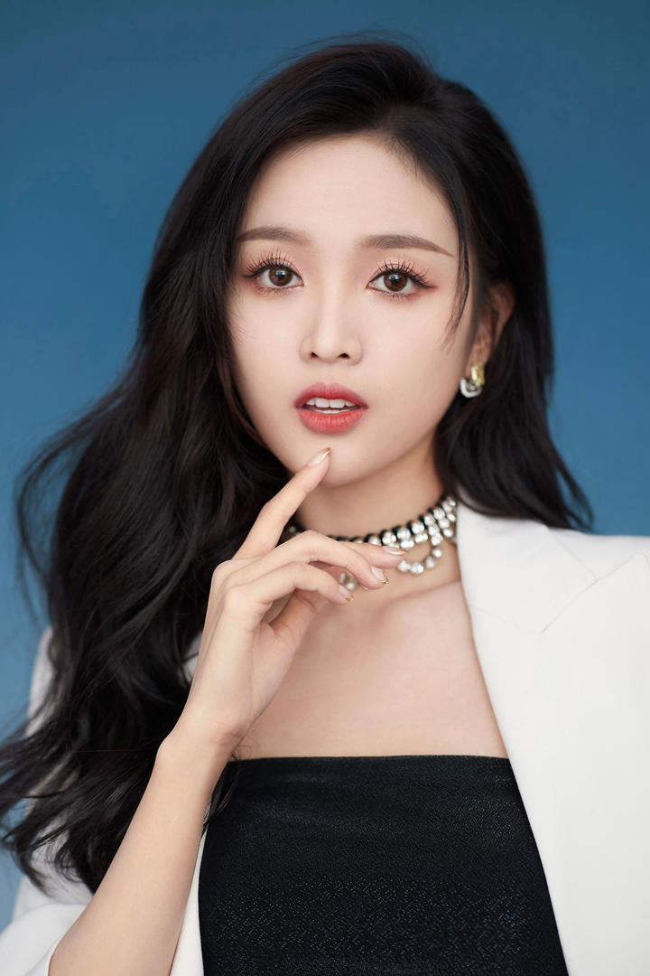 国产明星吴宣仪制服写真图片